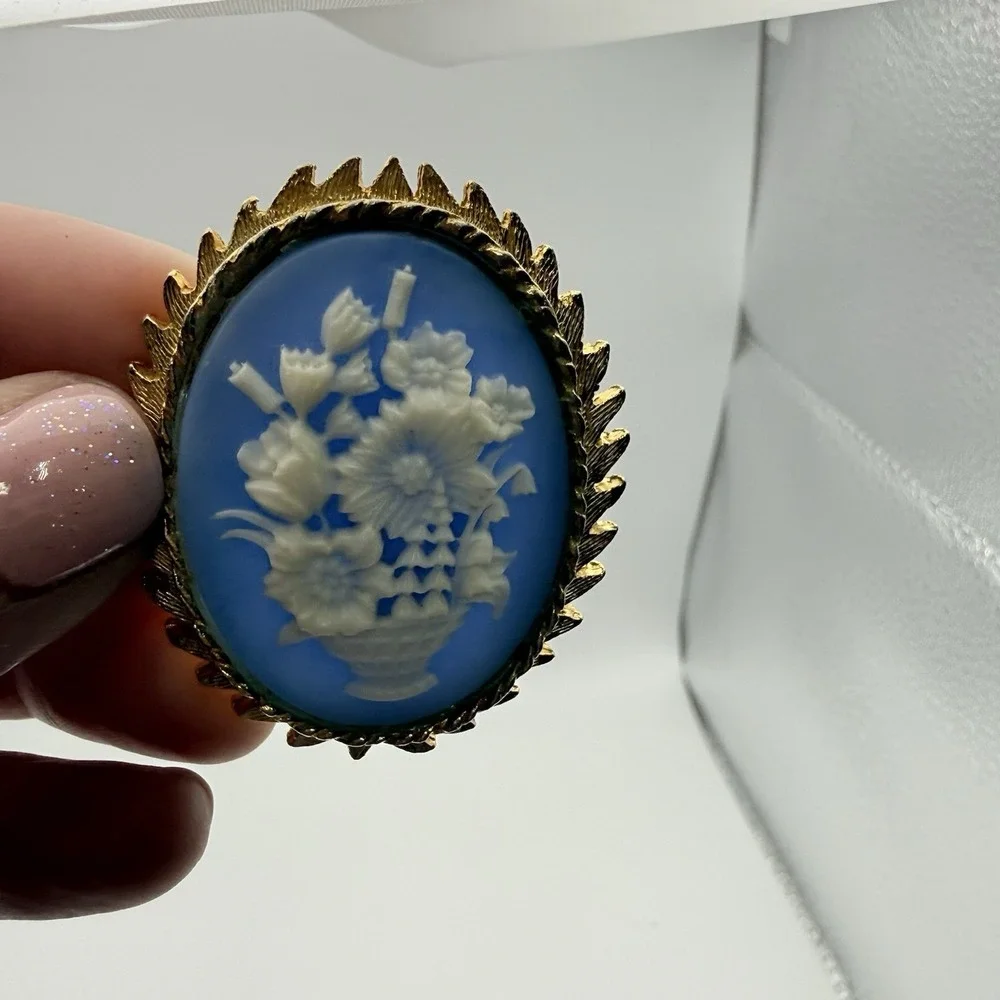 Dodds Floral Vase Cameo Brooch Blue White Flowers Vintage Gold Ton Pin